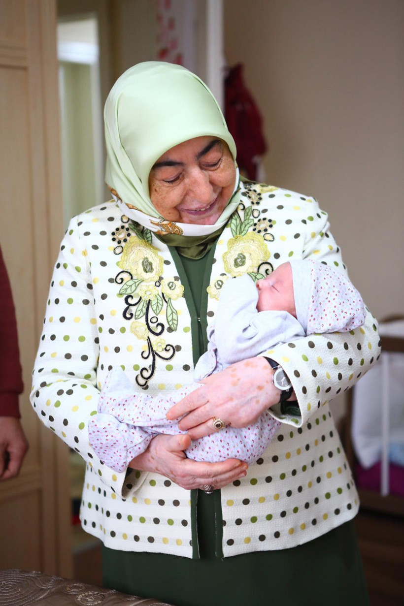 Binali Yıldırım’ın eşi Semiha Yıldırım beşiz bebekleri ziyaret etti! - Resim: 2