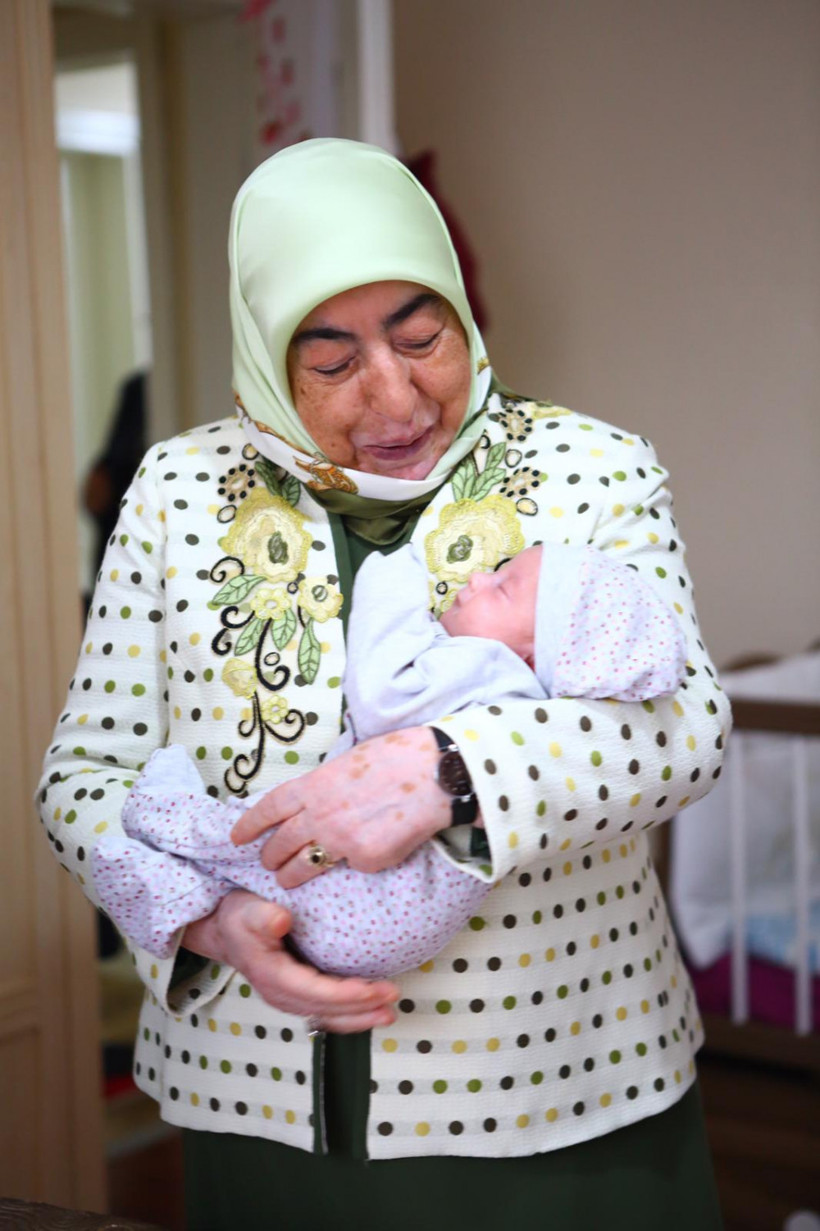 Binali Yıldırım’ın eşi Semiha Yıldırım beşiz bebekleri ziyaret etti! - Resim: 4