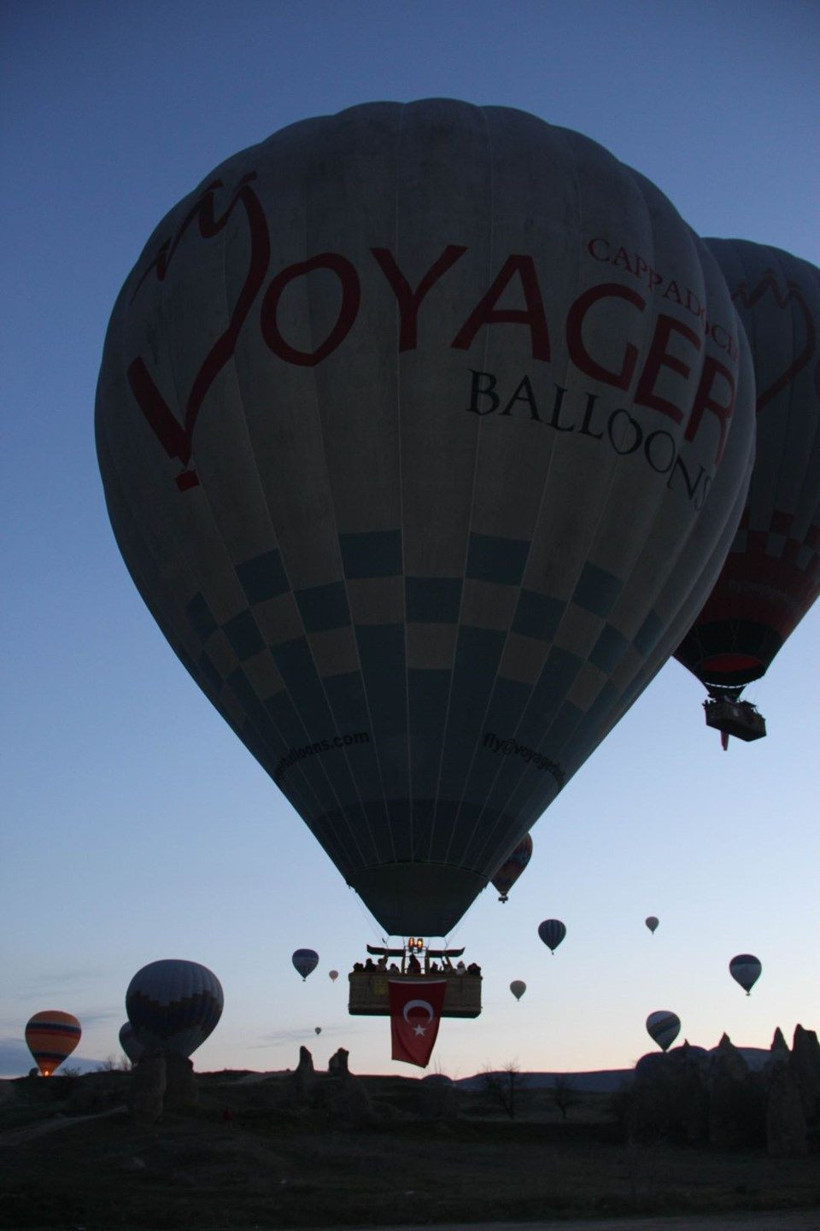 Kapadokya'da görsel şölen... Balonlar Türk bayraklarıyla havalandı - Resim: 2