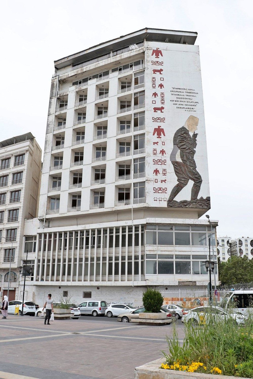 Diyarbakır'da Güneydoğu'nun gökdeleni olarak bilinen bina için yıkım kararı - Resim: 1