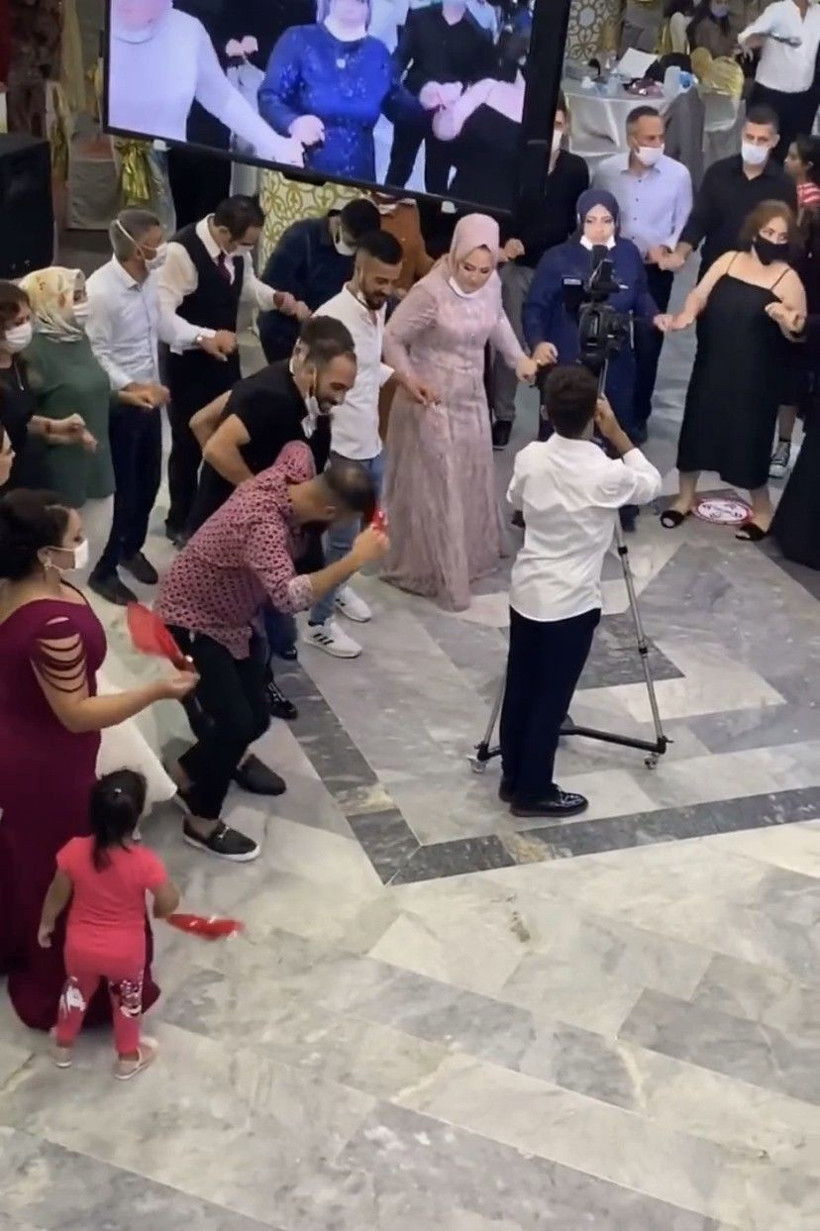 İstanbul’da bilindik görüntüler! Düğünlerde halaylar çekildi göbekler atıldı - Resim: 3