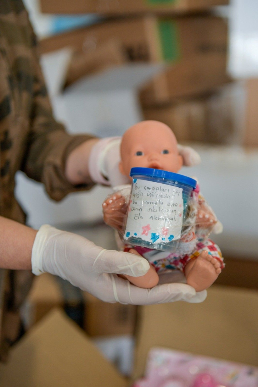 İzmir'de yardım kolilerinden çıkan mektuplar göz yaşartıyor! Görenler duygulandı - Resim: 1