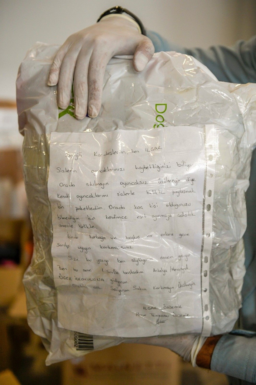 İzmir'de yardım kolilerinden çıkan mektuplar göz yaşartıyor! Görenler duygulandı - Resim: 2