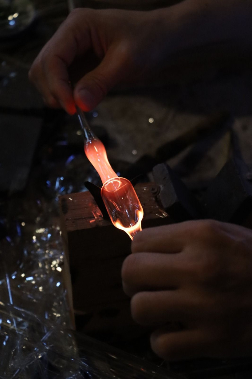 Hatay'da diş hekimi 140 yıllık atölyede cama üfleyerek yapıyor! - Resim: 2