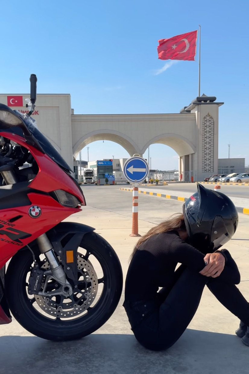 Motosikletle dünyayı gezen Rus fenomen Türkiye'de kazada öldü! Ondan geriye bu fotoğraflar kaldı... - Resim: 1