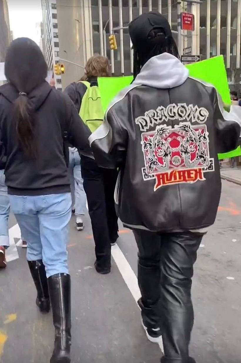 Rihanna Amerika'da Asyalı nefretine karşı düzenlenen protestoya bakın nasıl katıldı - Resim: 4