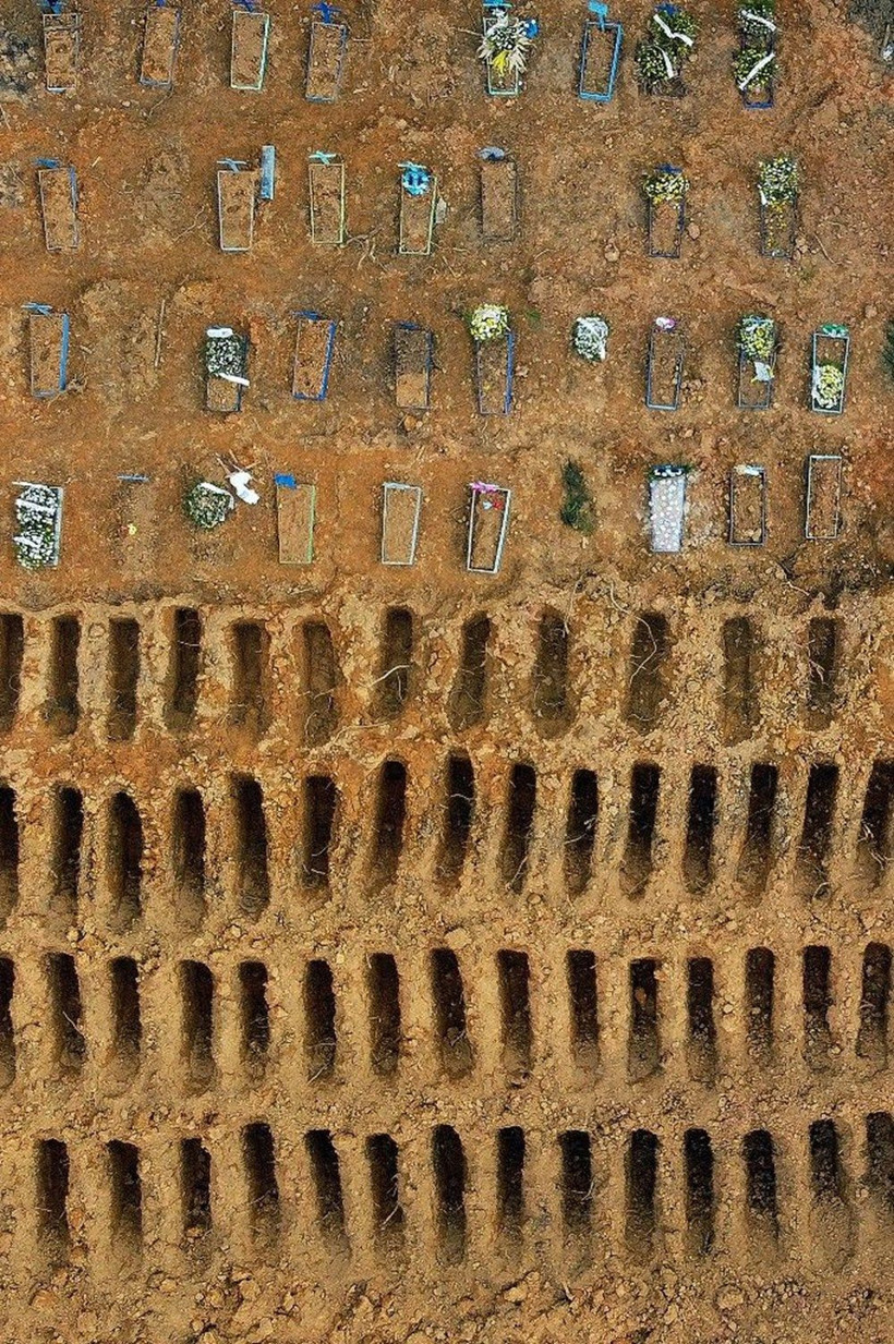 Tüyler ürperten görüntü! Brezilya'da koronavirüsten ölenler toplu mezarlara gömülüyor - Resim: 4