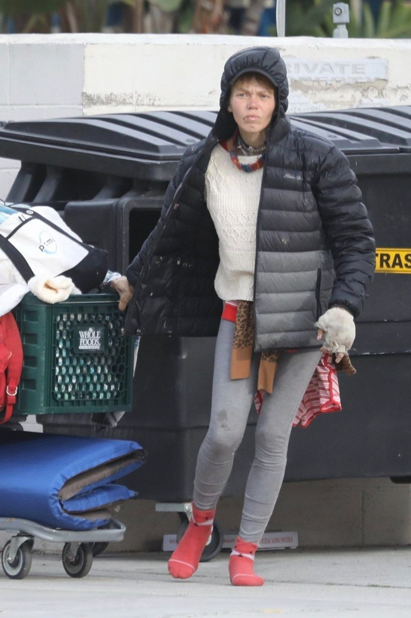 Çöp karıştırırken görüntülendi! Eski modeli gören tanıyamadı - Resim: 4