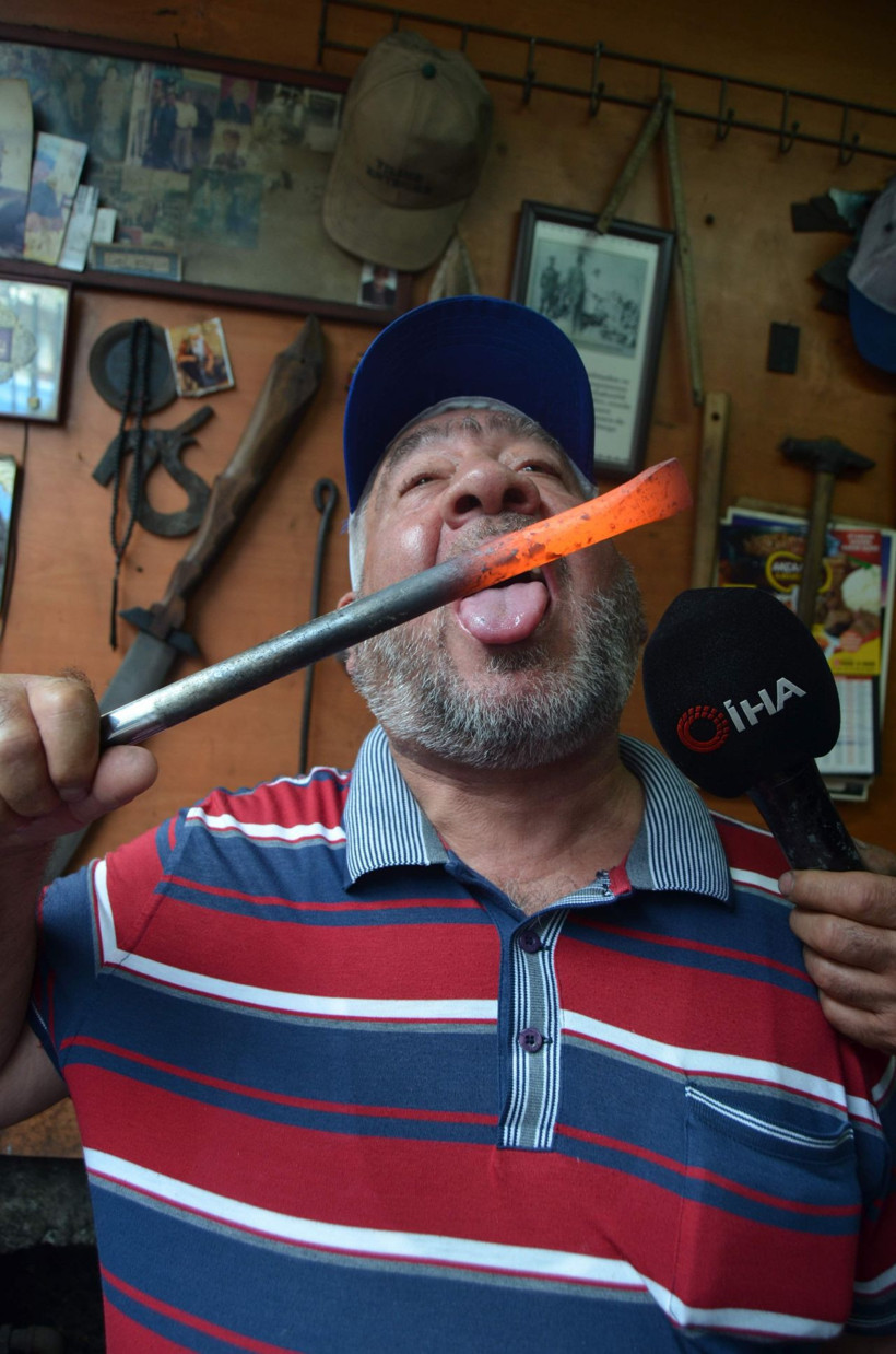 Yaşlı adam 900 derecede kızdırılan demiri yaladı - Resim: 2