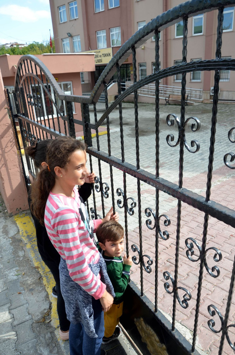 Avcılar'daki o öğrencilerin yeni okulları cep telefonları ile bildirildi - Resim: 4