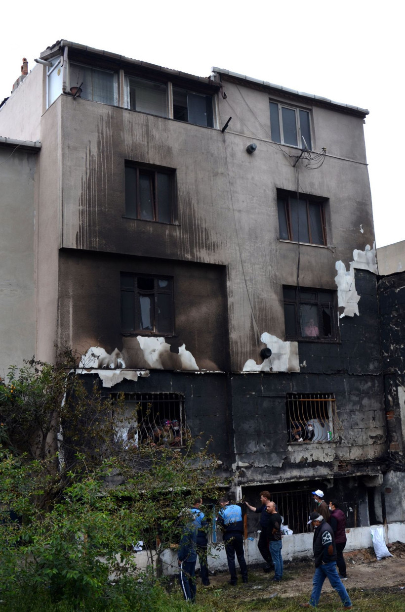 İstanbul'da yangın dehşeti! Bina alev topuna döndü itfaiye güçlükle müdahale etti - Resim: 4
