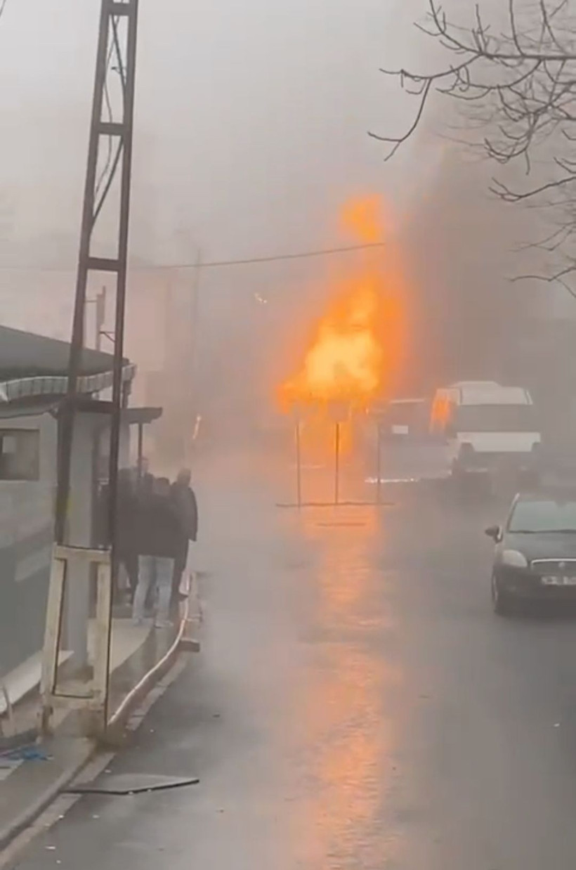 Tuzla'da İSKİ doğalgaz borusunu patlattı! AK Parti binası ve kamyonet küle döndü - Resim: 1