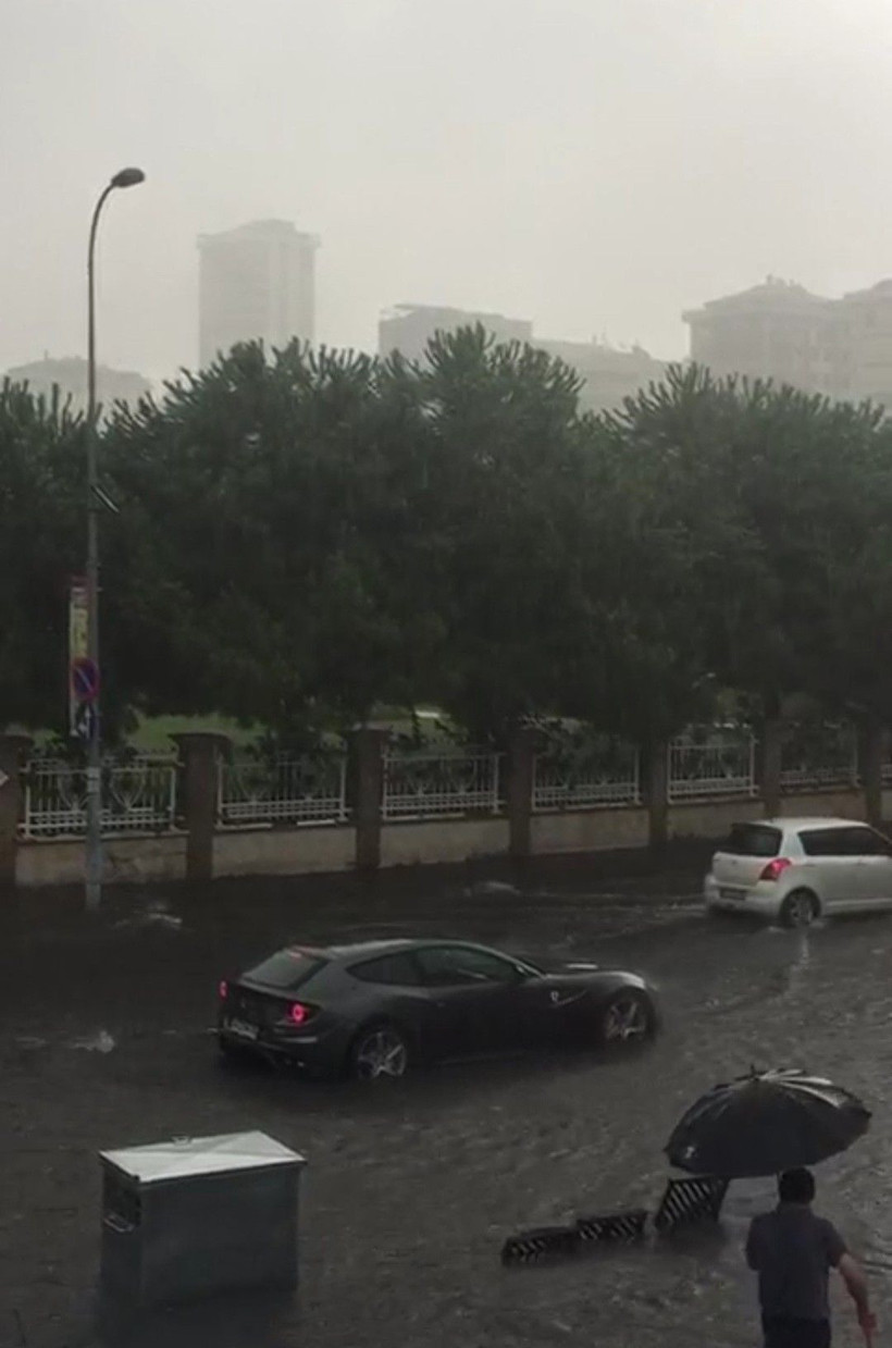 Caddebostan’da milyon liralık Ferrari su birikintisinde böyle mahsur kaldı - Resim: 3