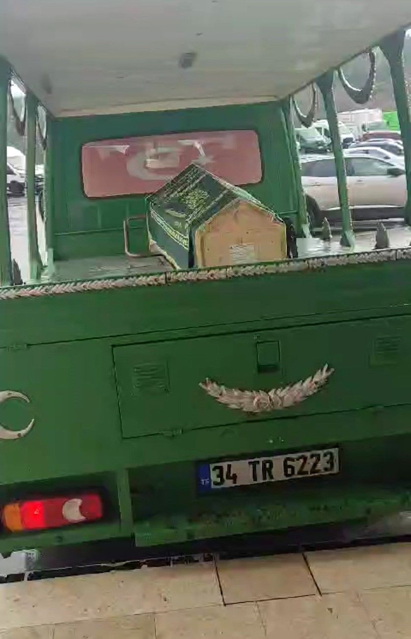 Sarıyer'de gönül ilişkisi yaşadığı kadını iki gencin masasında görünce çılgına döndü gazinoda dehşet saçtı - Resim: 1