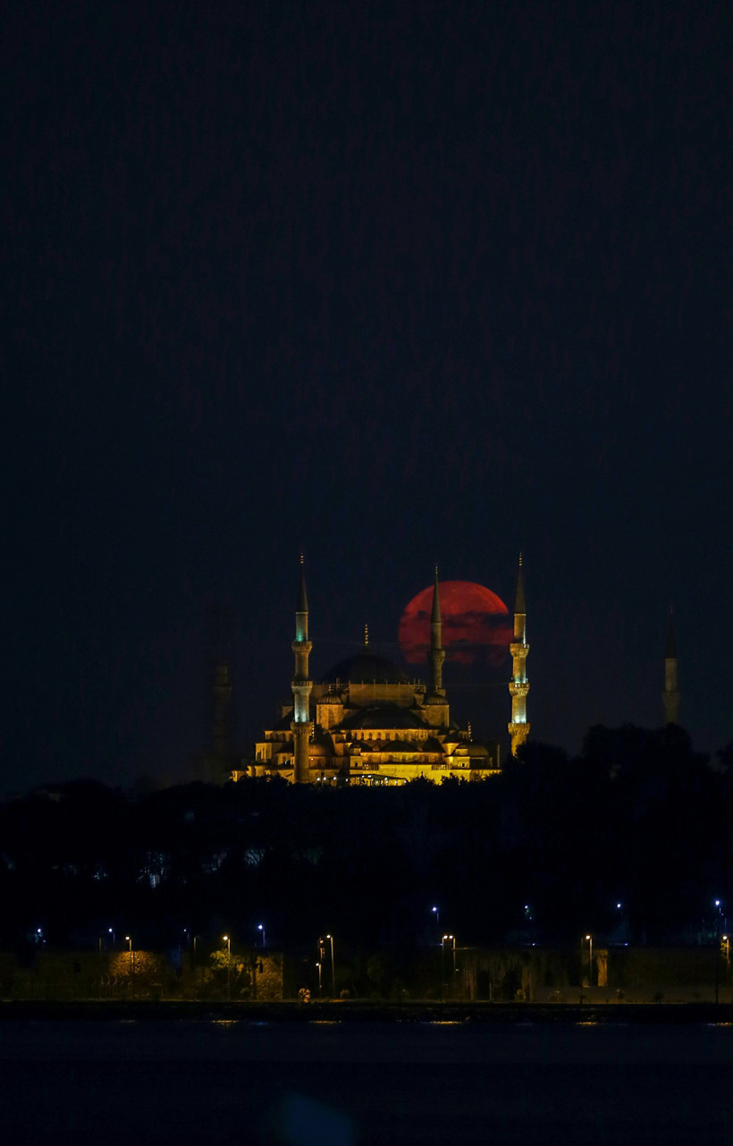 Kanlı Ay tutulmasından muhteşem görüntüler - Resim: 2