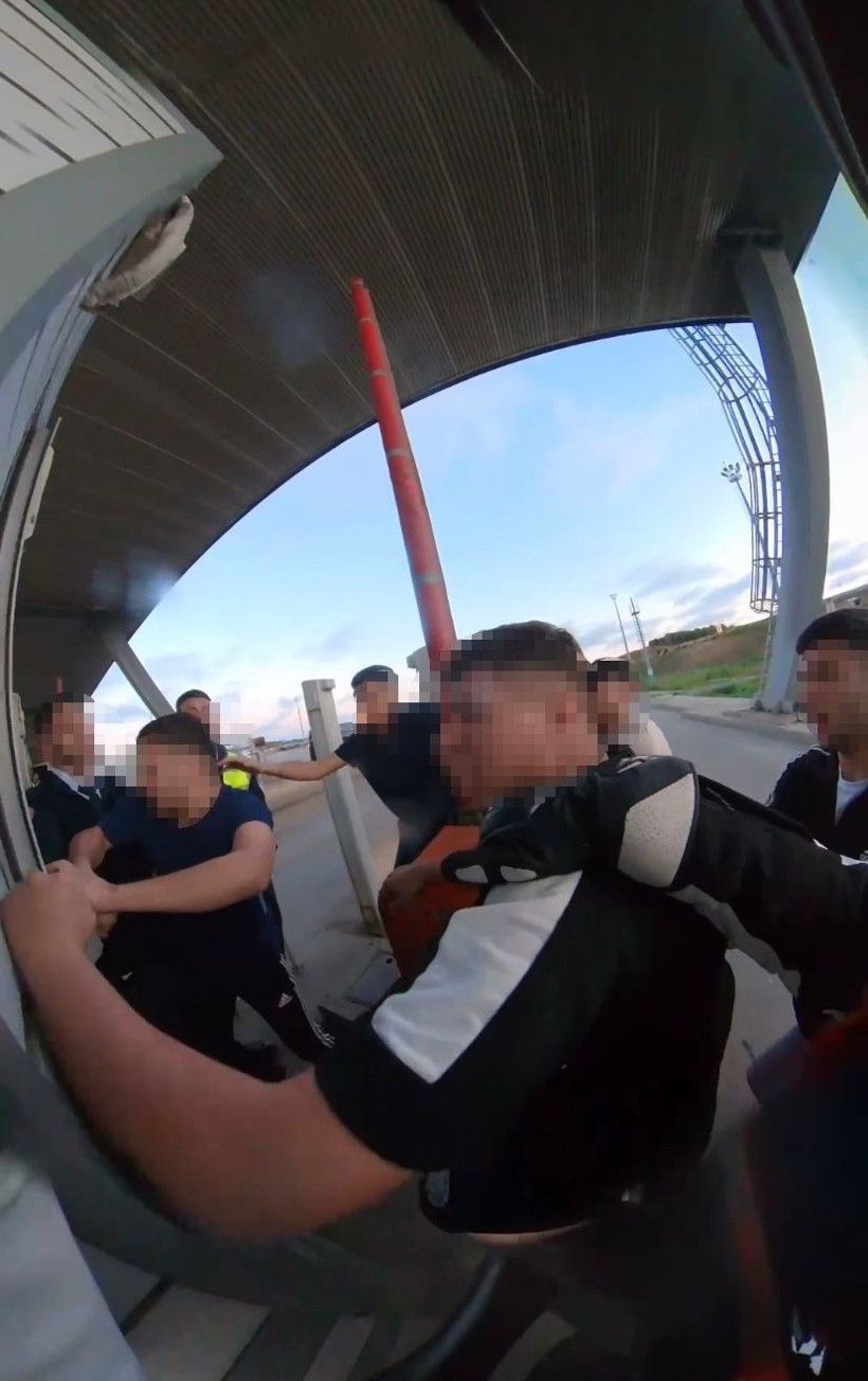 Kuzey Marmara Otoyolu gişelerinde kavga! Gişe memuruna uçarak yumruk attı - Resim: 2