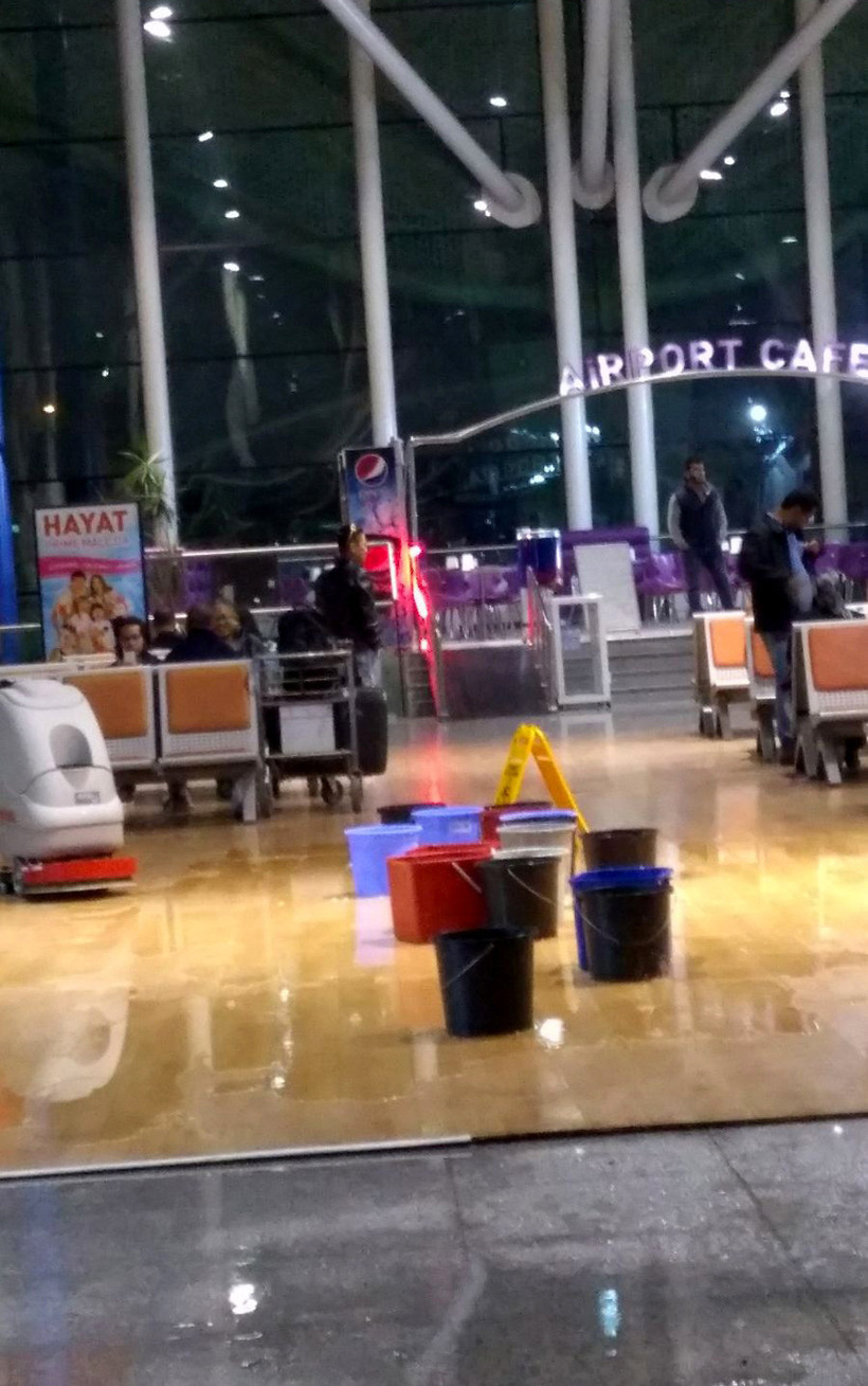 Hatay Havalimanı'nda 16 kova yan yana konulursa - Resim: 4