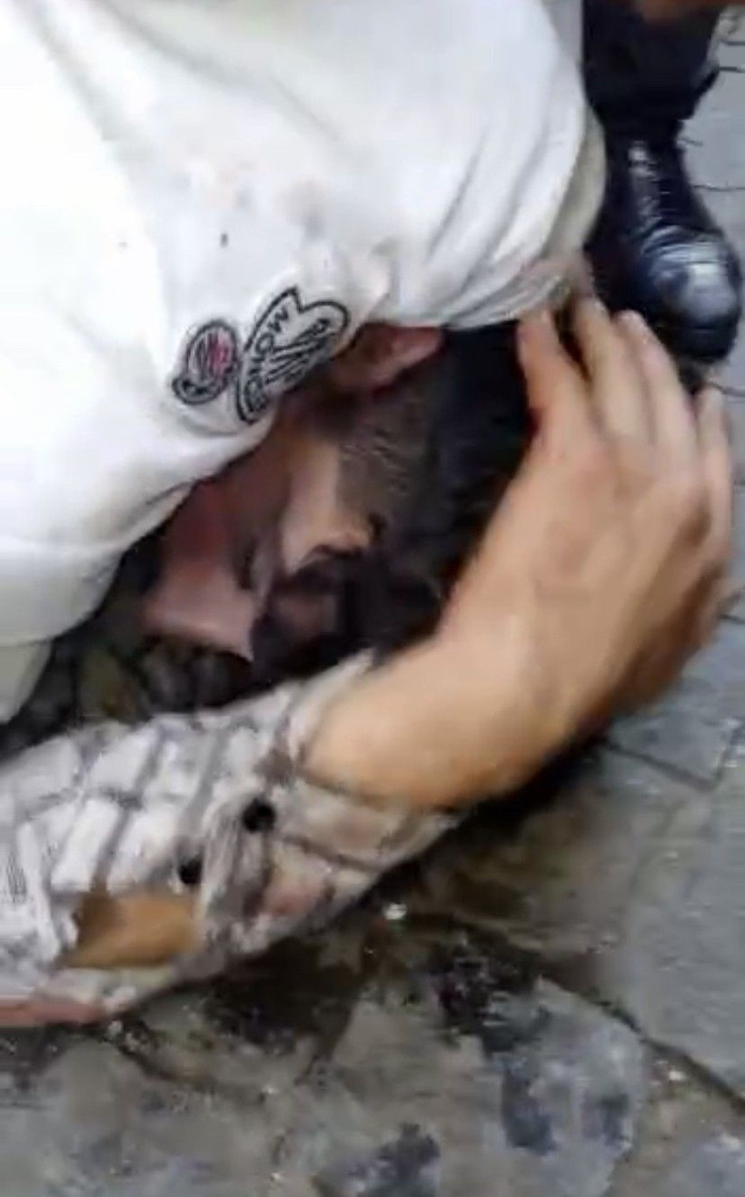 Eminönü'nde tacizciye dayak! Kadınlar tacizciyi yerde tekmeledi 'Burada inşaat mı var lan!' - Resim: 3