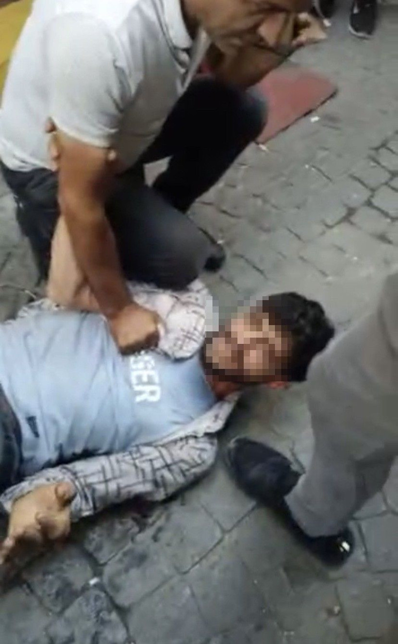 Eminönü'nde tacizciye dayak! Kadınlar tacizciyi yerde tekmeledi 'Burada inşaat mı var lan!' - Resim: 1