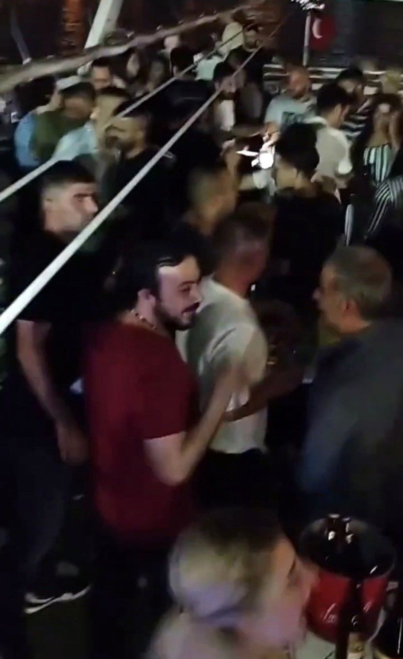 İstanbul Boğazı’nda salgına rağmen “dansözlü” yat partisi - Resim: 3