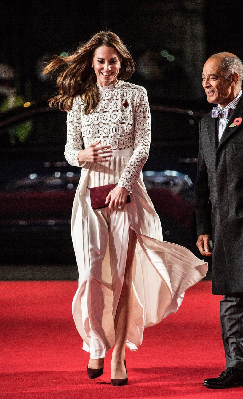 Bu sefer internetten satılan elbisesi konuşuldu - Resim: 1