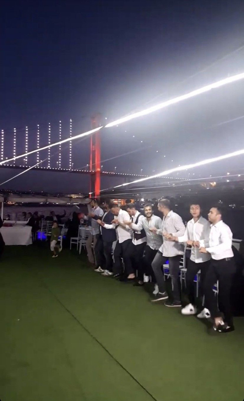 İstanbul’da bilindik görüntüler! Düğünlerde halaylar çekildi göbekler atıldı - Resim: 4