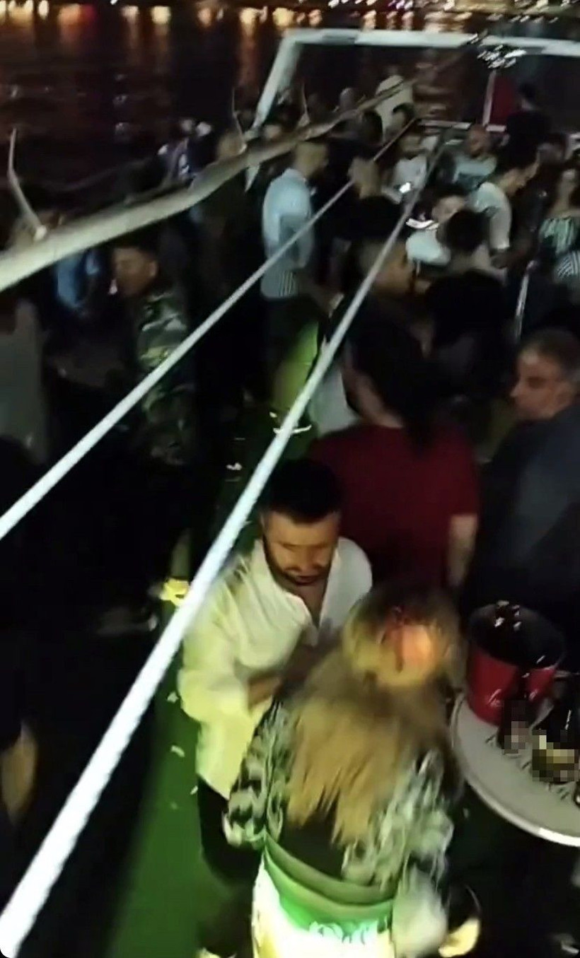 İstanbul Boğazı’nda salgına rağmen “dansözlü” yat partisi - Resim: 2