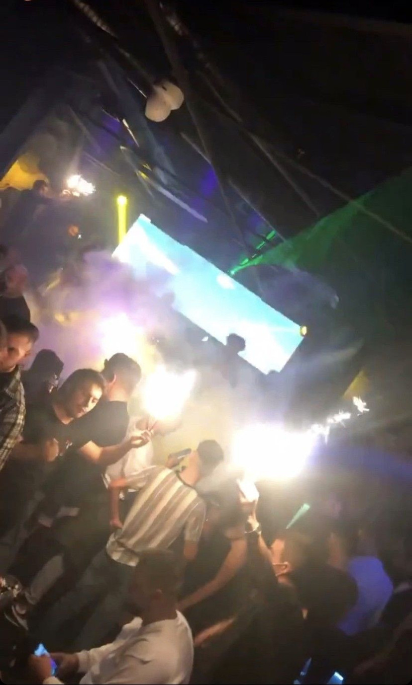 İstanbul'un göbeğindeki gece kulübünde dansözlü korona partisi! Akıllanmayacağız - Resim: 2