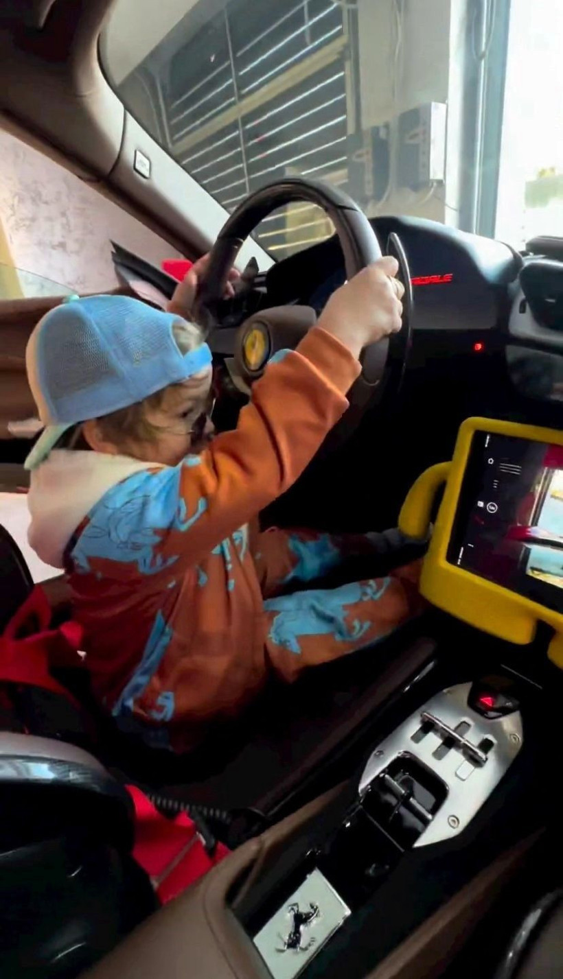 Görüntüler olay oldu! Kenan Sofuoğlu’nun 3 yaşındaki oğlu Ferrari kullandı - Resim: 1