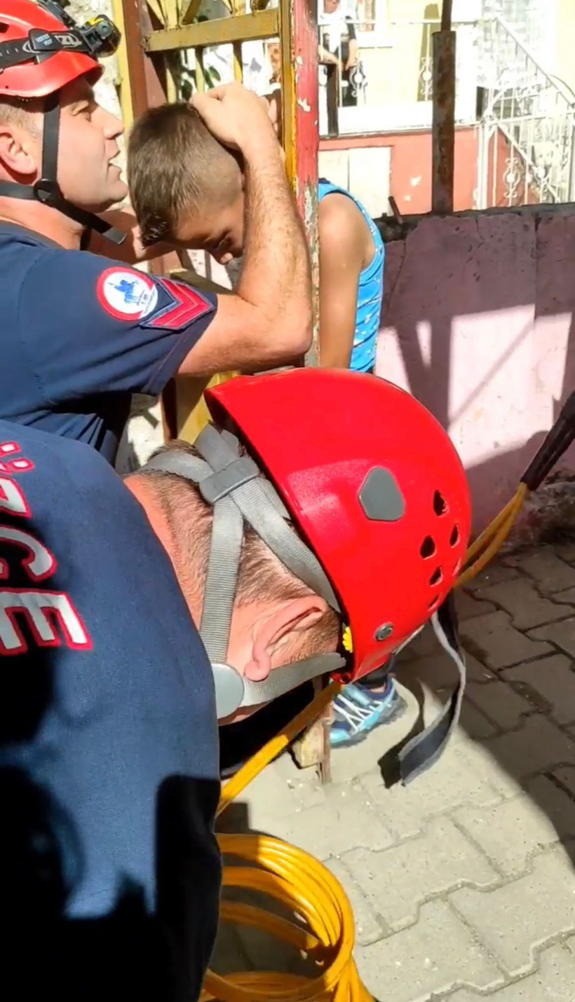 Oyun oynarken demir kapıya kafasını sıkıştırdı! Çocuğu itfaiye kurtardı - Resim: 3