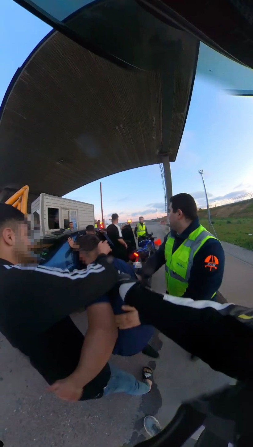 Kuzey Marmara Otoyolu gişelerinde kavga! Gişe memuruna uçarak yumruk attı - Resim: 1