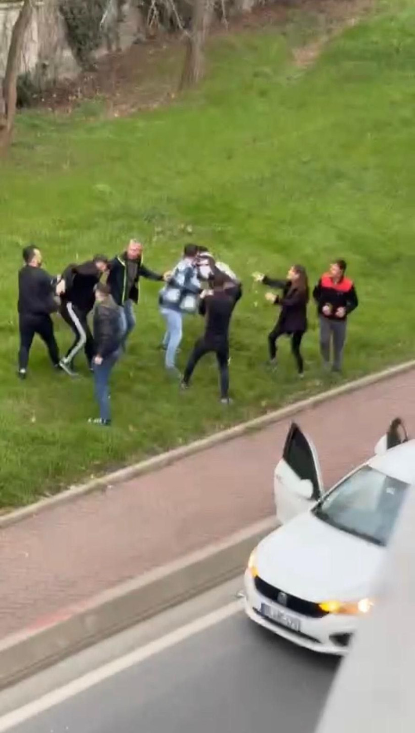 Yol verme kavgasında sevgilisinin gözü önünde 3 kişi tarafından darp edildi - Resim: 4