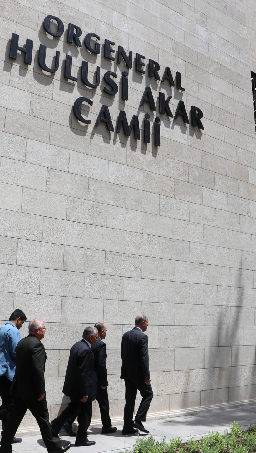 Bakan Hulusi Akar cuma namazını kendi ismini taşıdığı camide kıldı - Resim: 1