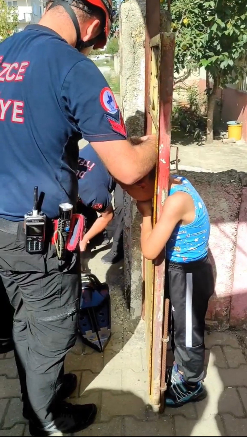 Oyun oynarken demir kapıya kafasını sıkıştırdı! Çocuğu itfaiye kurtardı - Resim: 1