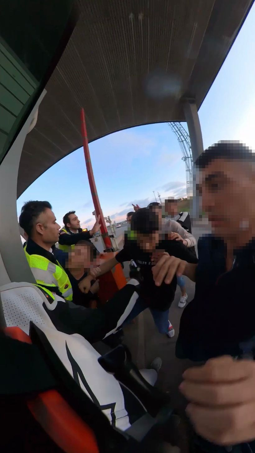 Kuzey Marmara Otoyolu gişelerinde kavga! Gişe memuruna uçarak yumruk attı - Resim: 4