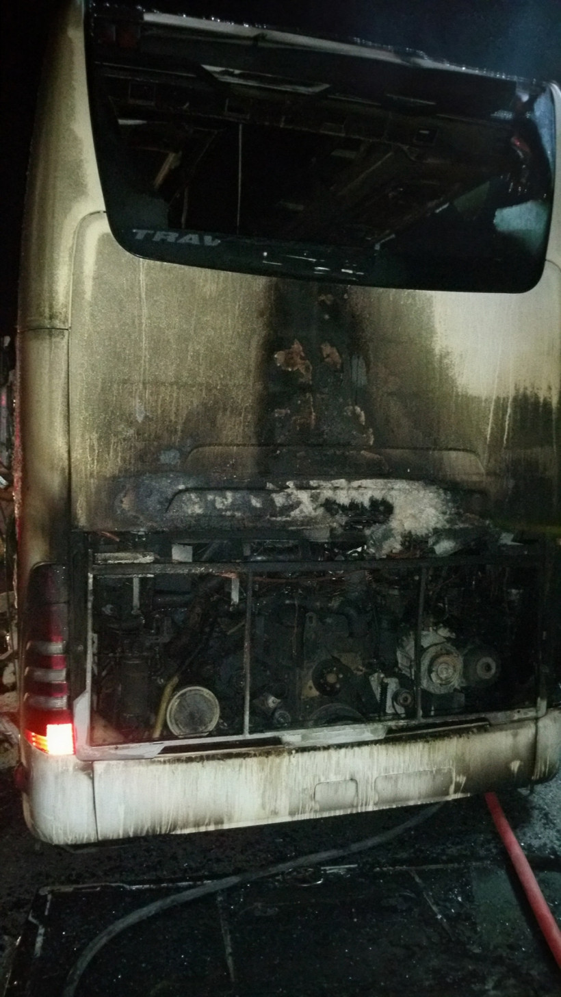 Seyir halindeki otobüs alev alev yandı - Resim: 2