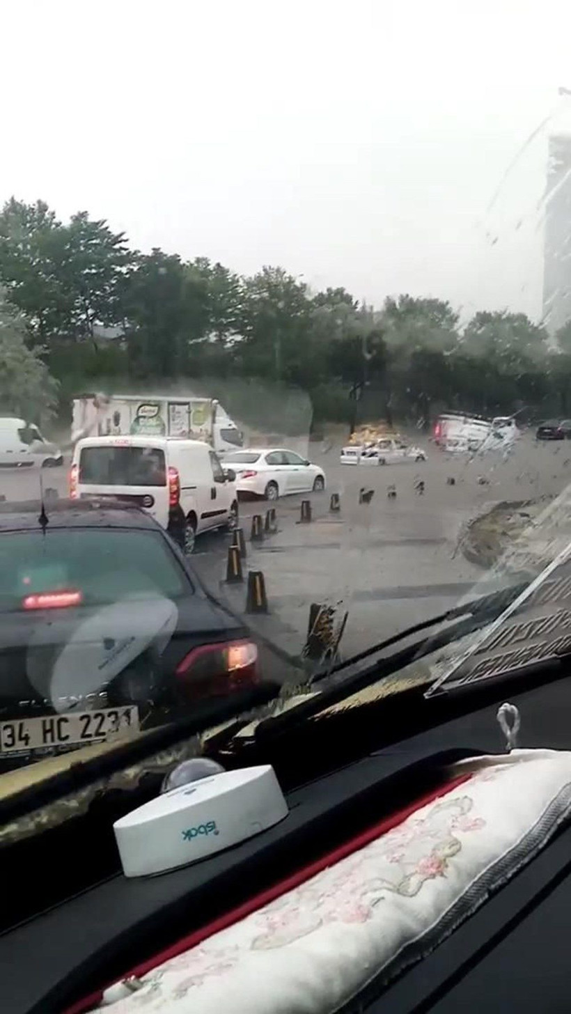 Meteoroloji uyarmıştı İstanbul'da şiddetli yağış ve dolu göle çevirdi - Resim: 4
