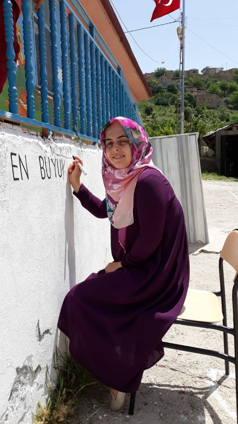 Odun kırıp sobayı yakarak öğrencilerine ders veriyor - Resim: 4