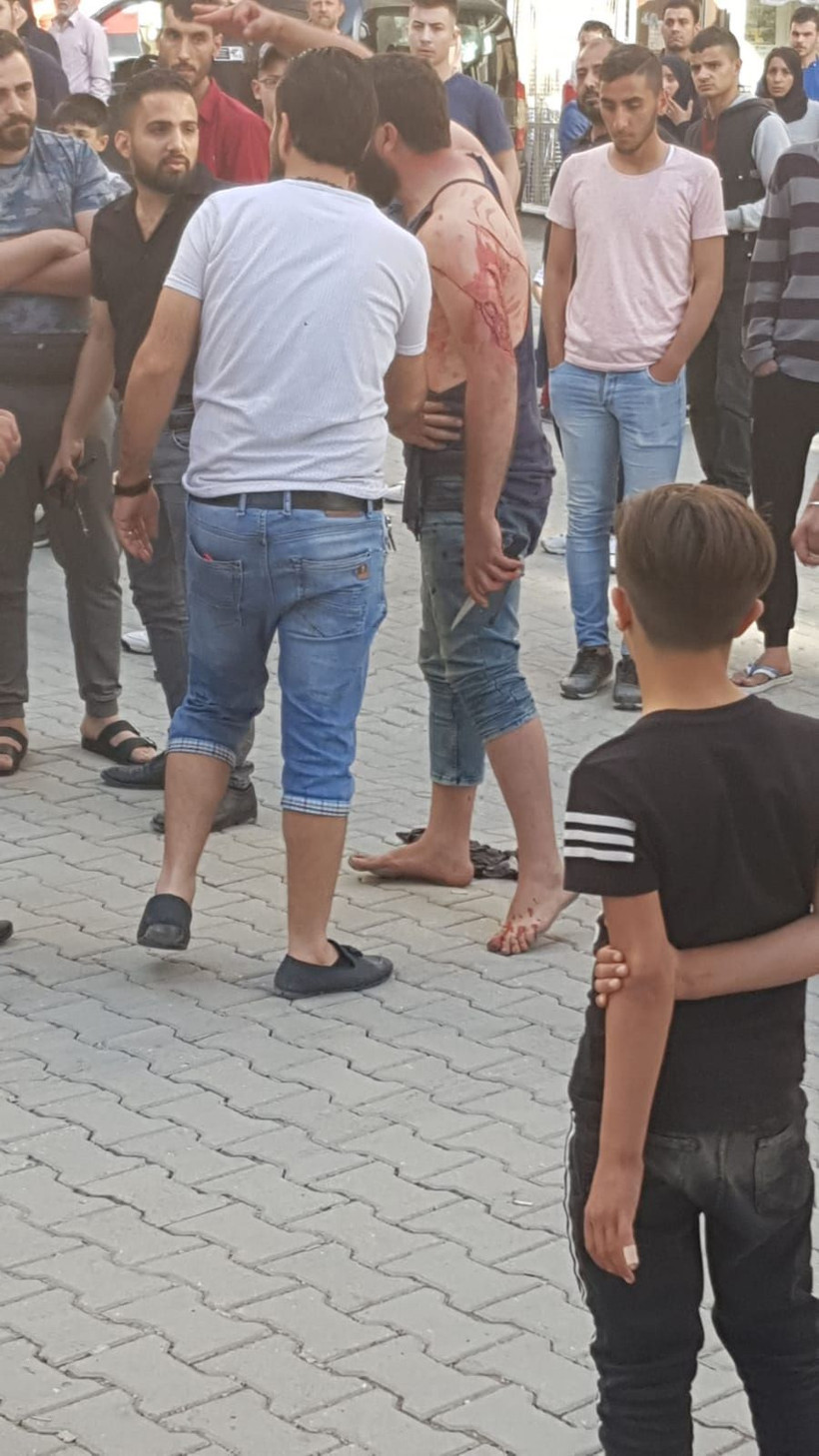 Esenyurt'ta bıçaklı satırlı sandalyeli kavgada dehşet anları - Resim: 1