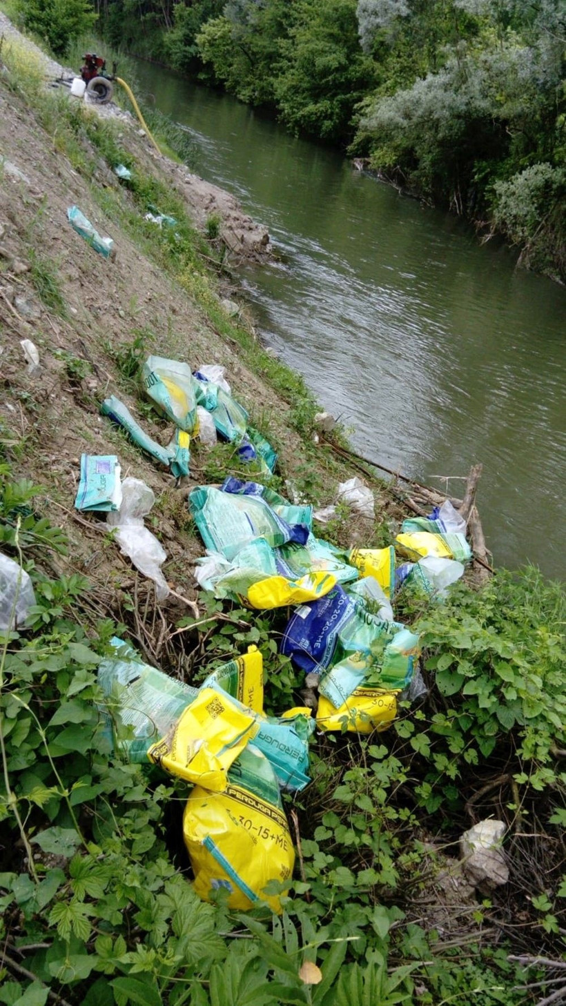 Mudurnu Çayı kenarına atılan kimyasal madde çuvalları tedirgin etti - Resim: 1