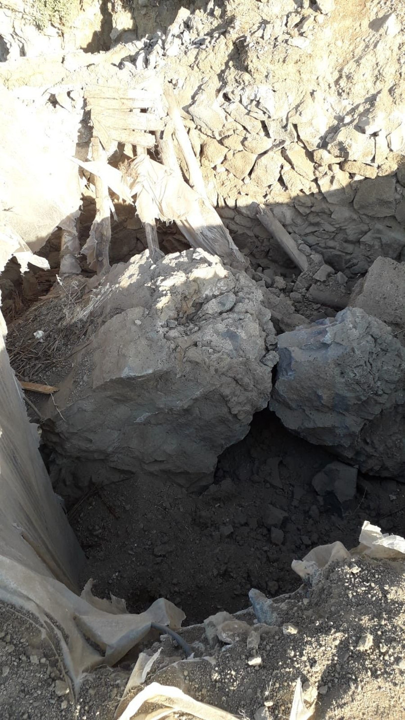 Mahalleli korkulu anlar yaşadı! Dev kaya parçası evin üzerine düştü - Resim: 2