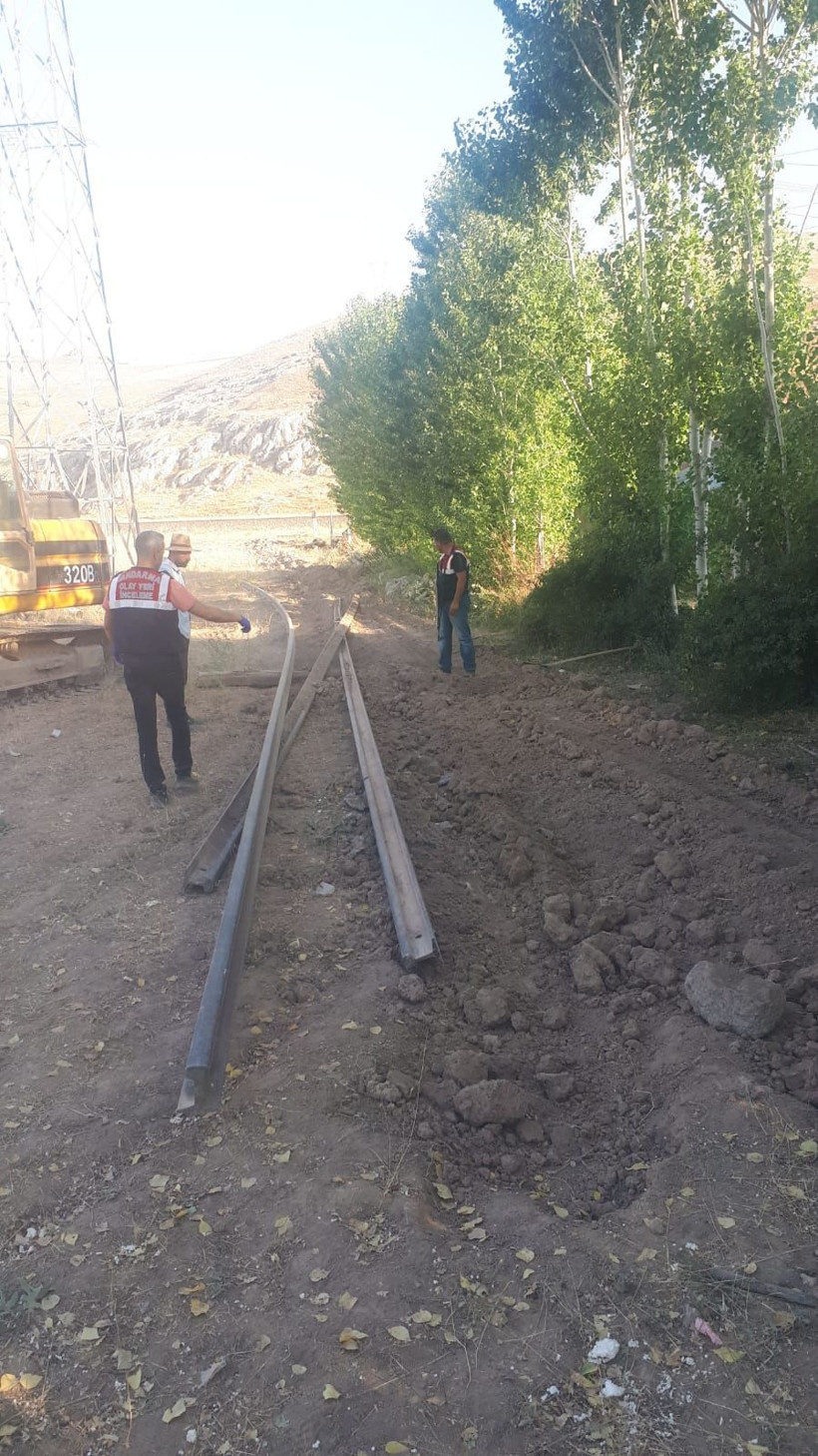 Van'da tren raylarını çalıp bahçeye gömen şahıs pes dedirtti! - Resim: 3