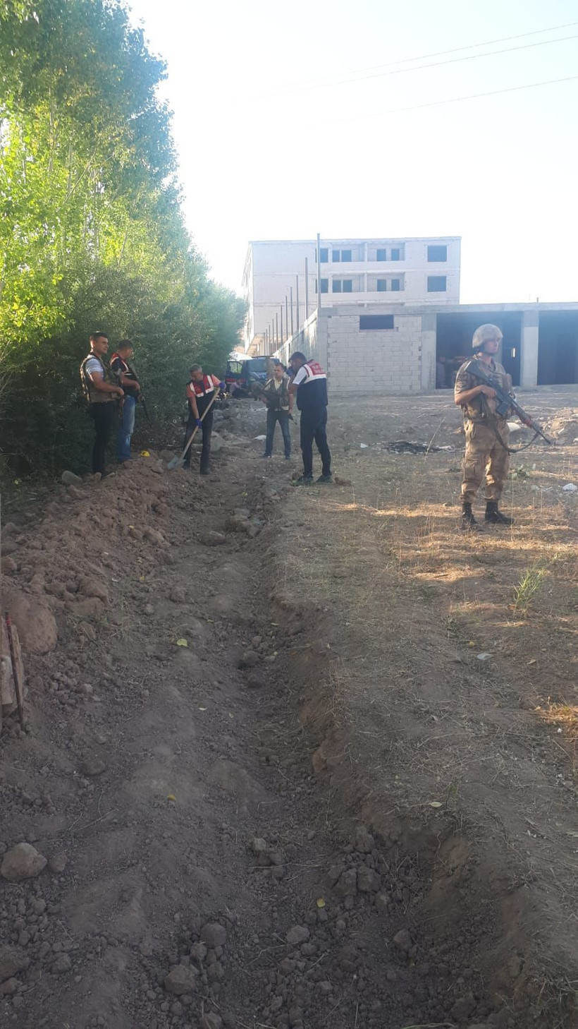 Van'da tren raylarını çalıp bahçeye gömen şahıs pes dedirtti! - Resim: 1