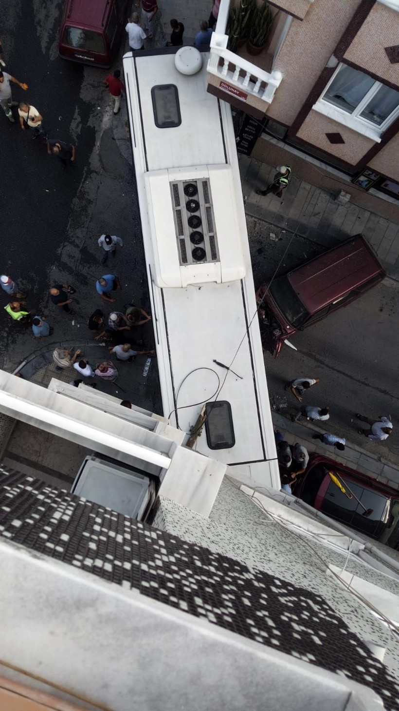 Gaziosmanpaşa’da kontrolden çıkan halk otobüsü mobilya dükkanına girdi! Yaralılar var - Resim: 2