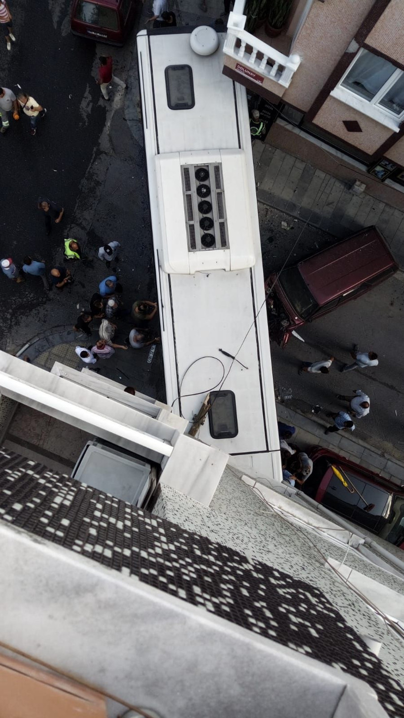 Gaziosmanpaşa’da kontrolden çıkan halk otobüsü mobilya dükkanına girdi! Yaralılar var - Resim: 4