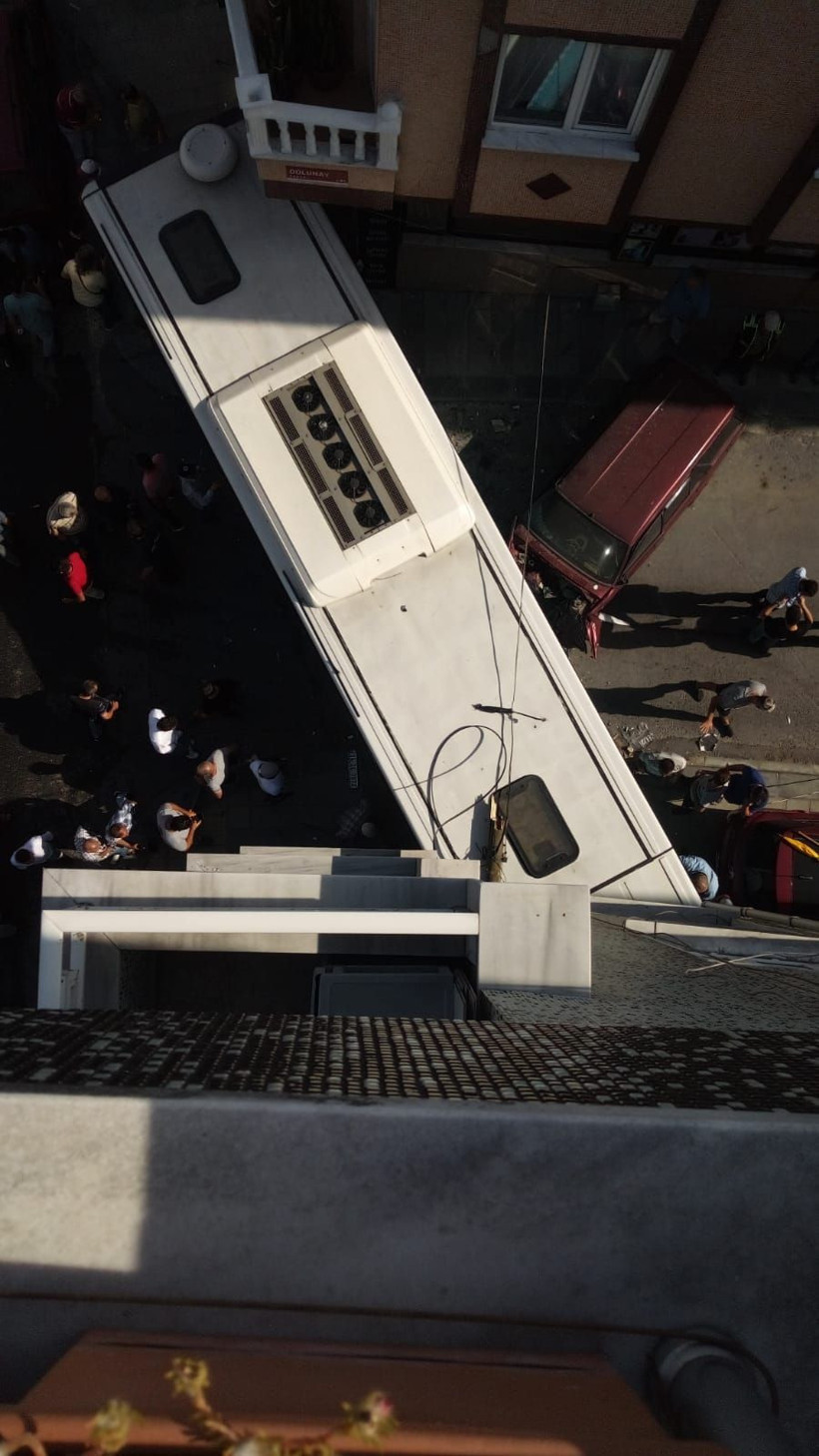 Gaziosmanpaşa’da kontrolden çıkan halk otobüsü mobilya dükkanına girdi! Yaralılar var - Resim: 3