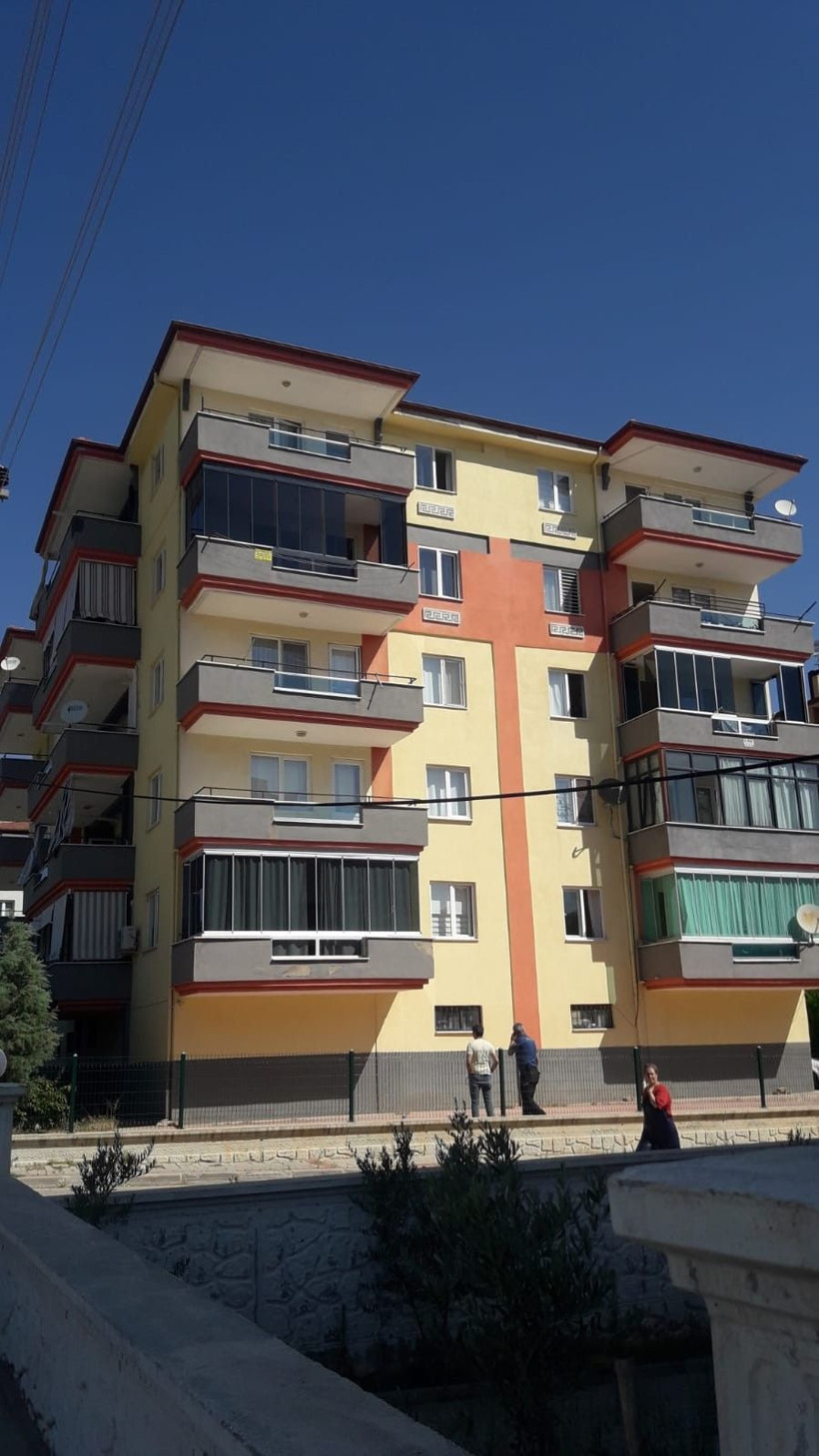 Denizli'de acı olay! 3 yaşındaki çocuk balkondan çamaşır askısına çarparak can verdi - Resim: 2