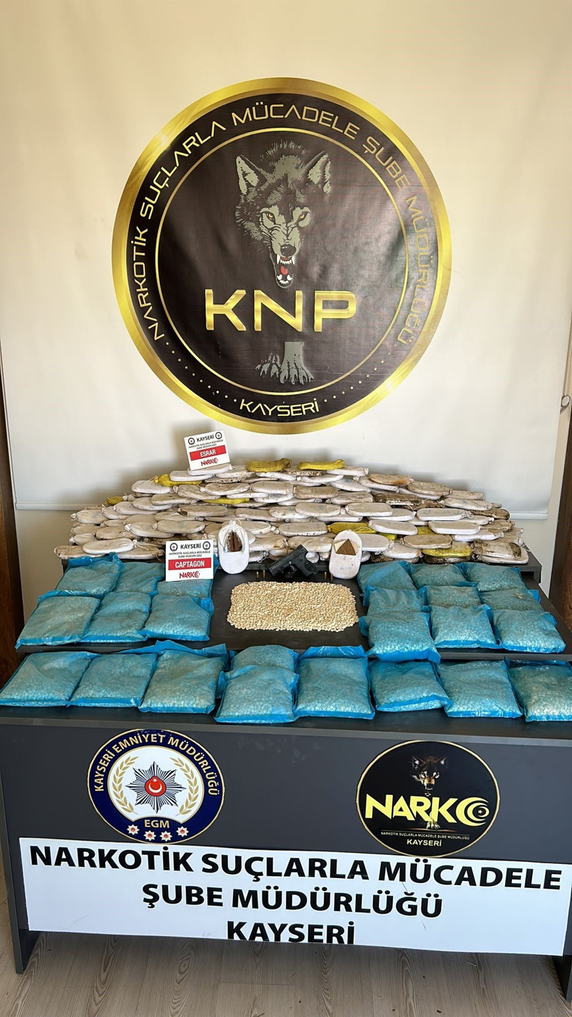 Polisten kaçan otomobil takla attı, ele geçirilenlere bakın! 25 milyon TL değerinde - Resim: 4