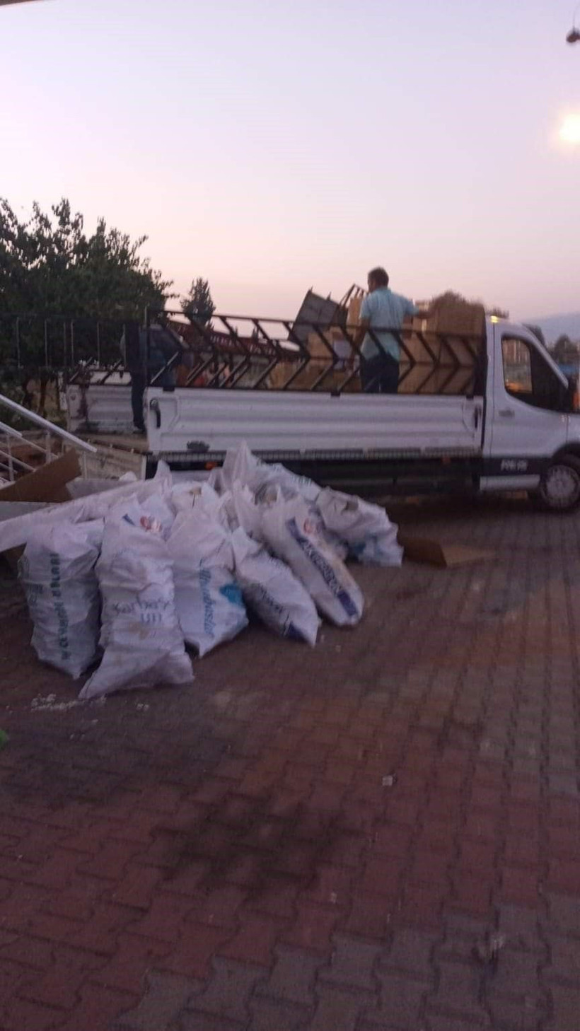 Hatay'da deprem yardımlarını stokladılar! Ekipler baskın düzenledi, 4 kişi aranıyor - Resim: 1