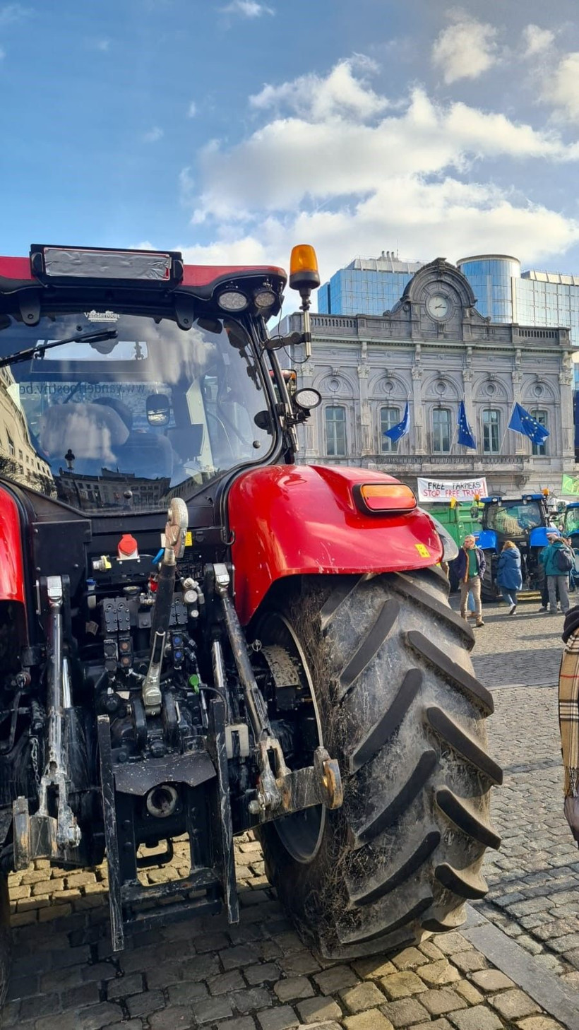 Avrupa Parlamentosu’nun önü savaş alanına döndü! - Resim: 4